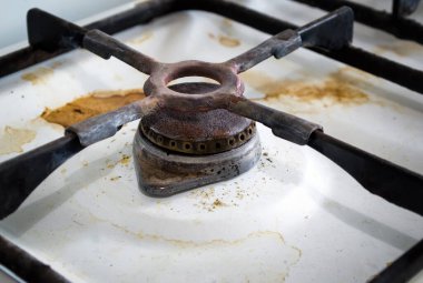 Eski paslı paslı gaz sobası ocağını kapatıyorum.