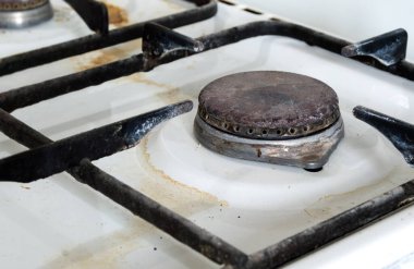 Eski paslı paslı gaz sobası ocağını kapatıyorum.