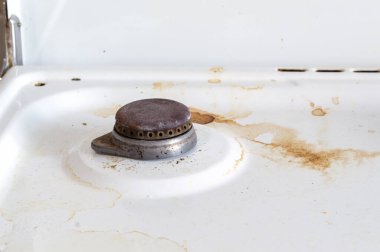 Eski paslı paslı gaz sobası ocağını kapatıyorum. Pan desteği olmadan. ızgara olmadan