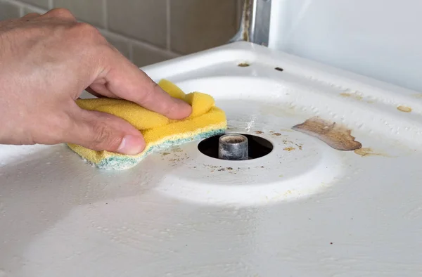 Het Gasfornuis Schoonmaken Geel Schuim Schuursponsje Mannelijke Hand Bovenkant Het — Stockfoto