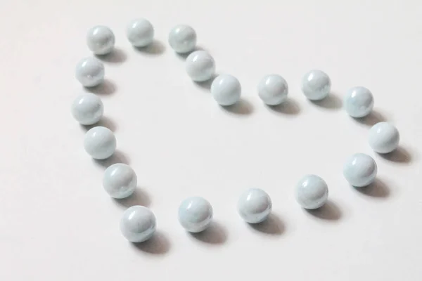 Coração Feito Contas Brancas Isoladas Fundo Branco Dia Mundial Coração — Fotografia de Stock