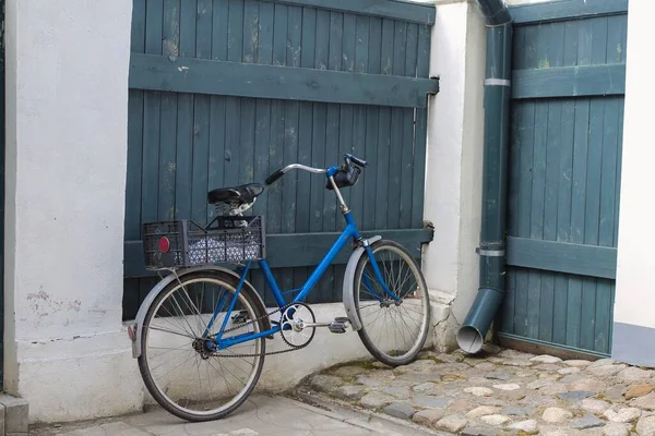 Vieja Bicicleta Azul Fondo Una Valla — Foto de Stock