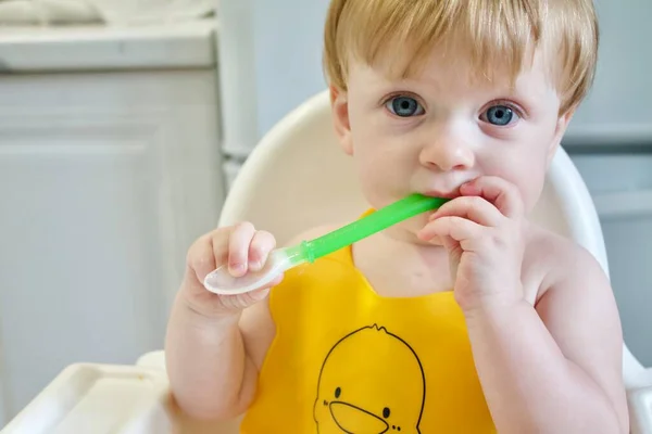 Χαριτωμένο Μωρό Τρώει Υγιεινά Τον Εαυτό Μου Ένα Κουτάλι Πορτρέτο — Φωτογραφία Αρχείου