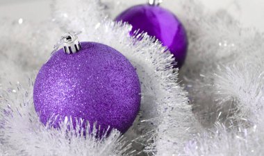 Süslü top. Yeni yıl süsü. Noel dekoru. Metin için arkaplan