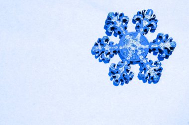 Arka planda ahşaptan yapılmış mavi kar tanesi