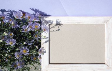 Boş fotoğraf çerçevesi ve arka planda çiçekler. mesaj için yer. Sepbrinks