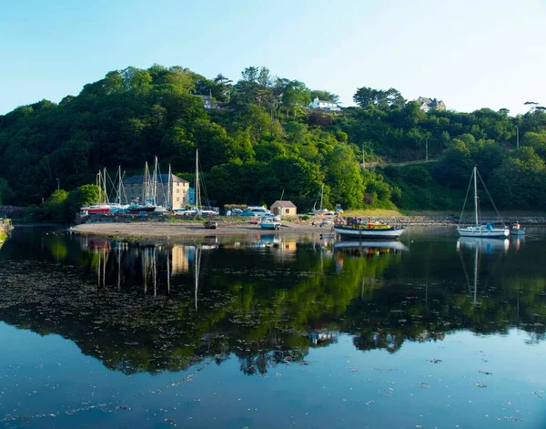 Sommar Fishguard Nedre Stad Hamnreflektioner Havet Fläckar Och Båtar — Stockfoto