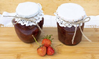 Ev yapımı çilek reçeli ve taze çilek. 