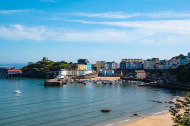 Tenby North kumsalının kumlu sahilinde Goskar kayasının tepesi kumun ortasına yapışmıştı.. 
