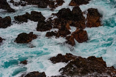 Taşlı dalgalı deniz