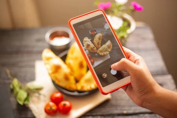 Kahvaltıda fotoğraf çeken biri. Ev yapımı turta. Emapanada