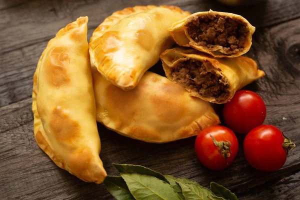 Tipik Kolombiya empanadası et, domates ve fast food ile doldurulmuş.