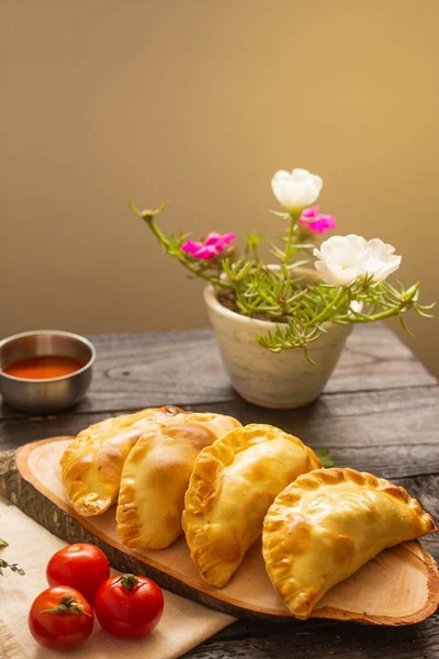 Pencere önünde taze pişmiş börek ve çiçekler, sabah kahvaltısı.