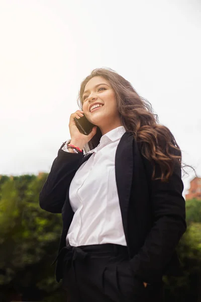 Sokakta cep telefonu kullanan İspanyol kadın.