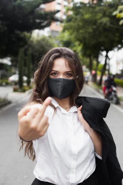 Žena Urážející Kameru Prstem Kvůli Koronaviru Podnikatelka — Stock fotografie