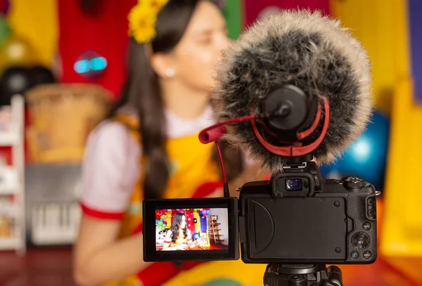 Youtube kanalı için çocuk programlı video kaydeden kadın