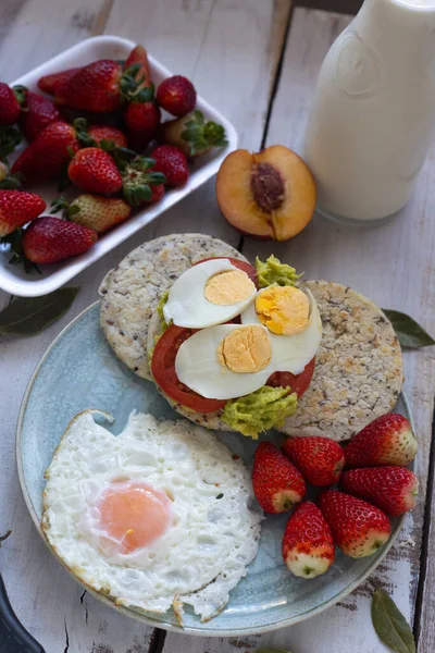 Arepa chia ile kahvaltı ve çilek, şeftali ve avokado gibi meyvelerin yanı sıra yumurta.
