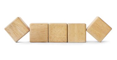 Ahşap oyuncak blok ötede kırpma yolu ile beyaz arka plan üzerinde