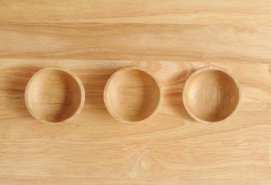 Üç küçük kase ile boş ahşap levha