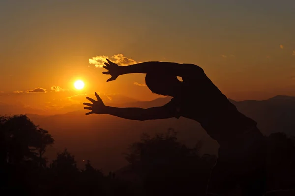Silhueta Homem Postando Com Pôr Sol — Fotografia de Stock