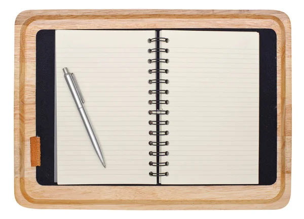 Ένα Ανοιχτό Κενό Σημειωματάριο Στυλό Είναι Στο Ξύλινο Πιάτο — Φωτογραφία Αρχείου