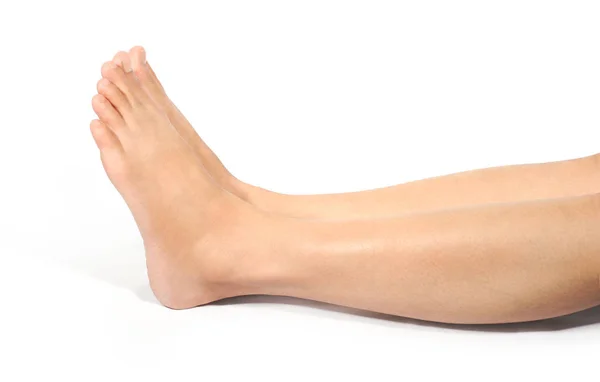 白の床の上に横たわる女性の足 — ストック写真