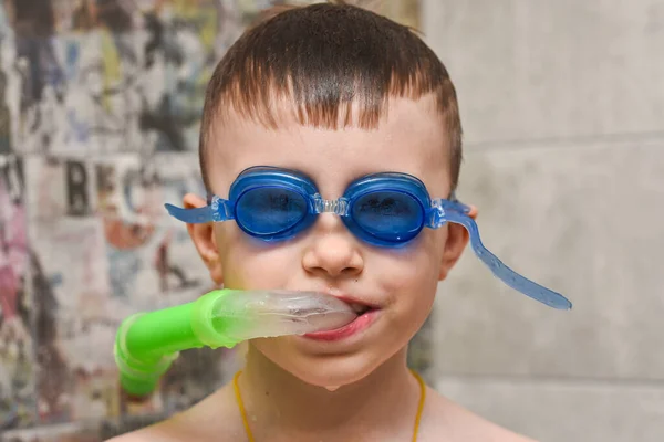  Çocuk banyoya bakar, banyo yapar, şok geçirir, şaşırır.