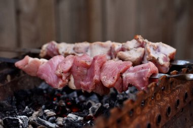 Taze kızartılmış şişler kamp ateşi şişlerinin üzerinde.