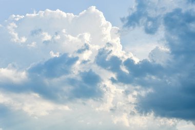 açık mavi gökyüzü dağınık kümülüs bulutları, yaz mavi gökyüzü yumuşak berrak