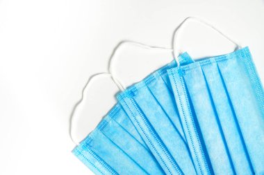 Tıbbi maske, beyaz arka planda tıbbi koruyucu maskeler. Tek kullanımlık yüz maskesi ağız ve burnu kapatır. Sağlık ve Tıp Konsepti.