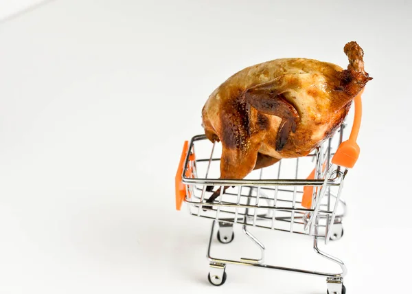 Alışveriş arabası. Boş alışveriş arabası, ızgara bıldırcın alışveriş arabasında yatıyor.