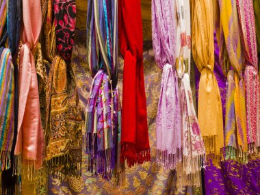 Pazar durak, Hindistan üzerinde asılı renkli ipek scarvers satırı