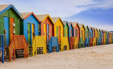 Satır renkli banyo kulübelerin Muizenberg Beach, Cape Town, Güney Afrika