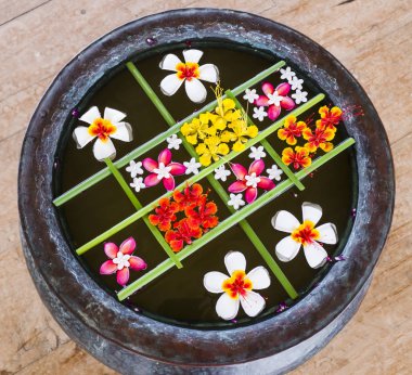 Zen tarzı çok renkli kayan çiçek geometrik düzenleme