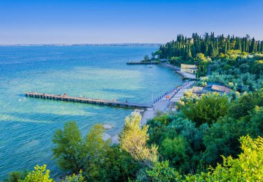 Sirmione Beach, büyüleyici küçük bir kasaba Kuzey İtalya Garda Gölü kıyısında yer alan doğal görünümü
