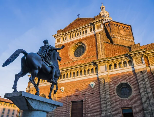 Yakın Çekim Regisole Binicilik Anıtın Önünde Pavia Katedrali Lombardiya Talya — Stok fotoğraf