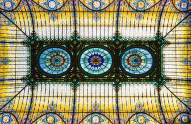 Renkli renkli cam tavan çiçek art nouveau tarzında