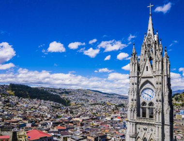 Ekvator, panoramik Quito görünümünden görkemli Yerebatan del Voto Nacional Saat Kulesi