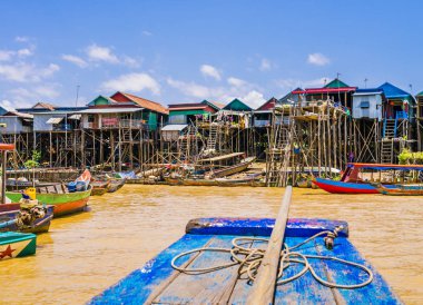 Çok renkli tekneler ve Uzunbacak ile pitoresk Kampong Phluk kayan köy evleri, Tonle Sap Gölü, Siem Reap Eyaleti, Kamboçya