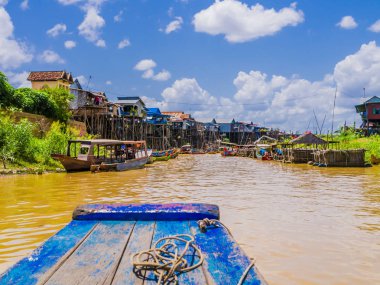 Tepedeki evleri ve çok renkli tekneler, Tonle Sap Gölü, Siem Reap Eyaleti, Kamboçya ile egzotik Kampong Phluk kayan Köyü