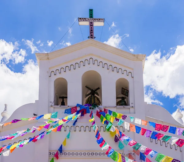 Renkli San Lorenzo Kilisesi sömürge tarzı, Zinacantan, Chiapas, Meksika