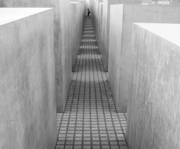 Мемориал Убитым Евреям Европы Гуляющим Среди Стелы Берлин Германия — стоковое фото