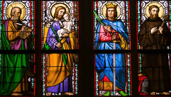 艺术的彩色玻璃窗口的细节由 Alfons 圣圣维特大教堂 布拉格城堡 捷克共和国 圣卢克 圣约瑟夫 圣西吉斯蒙德 Guilelmus — 图库照片