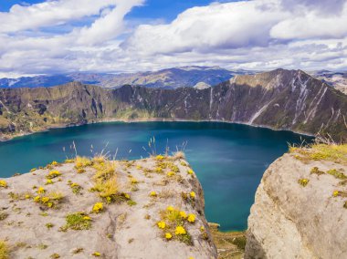 Quilotoa lagün, volkanik krater gölü Ekvator çarpıcı görünümü