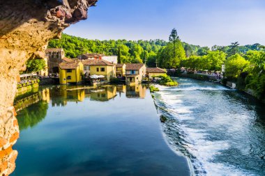 Şaşırtıcı görünümü Borghetto tarihi merkezi, Valeggio sul Mincio, İtalya