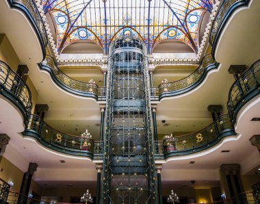 Lüks otel lobisinde art nouveau tarzında süslemeleri ile