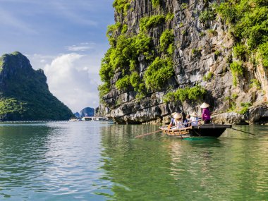 Bir tekne keyfi turist halong bay, Vietnam, kalker Dağları gezisi