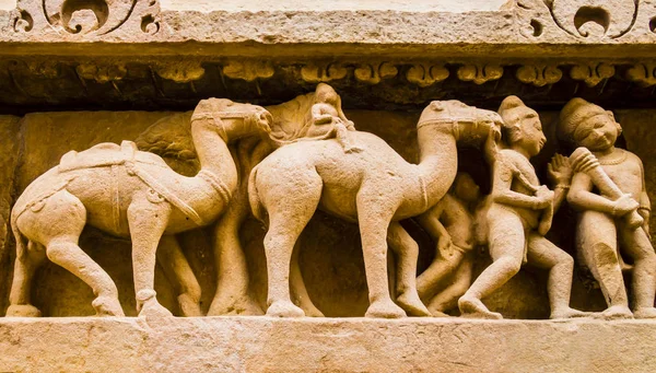 Pedra Esculpida Escultura Soldados Com Camelos Kahjuraho Templo Antigo Índia — Fotografia de Stock