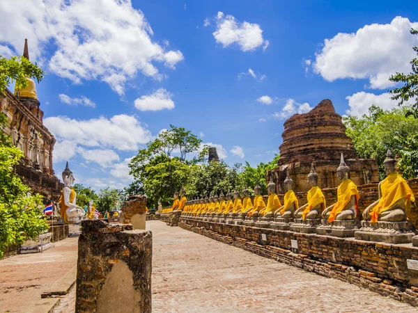 Thailand Indrukwekkende Rij Van Boeddhabeelden Met Oranje Gewaden Ayutthaya Oude — Stockfoto