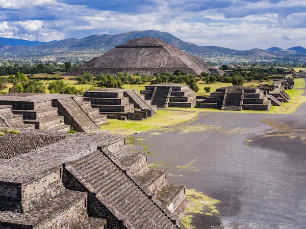 Çarpıcı görünümü Teotihuacan piramitler ve Avenue ölülerin, Meksika